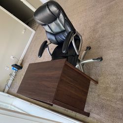 Sleek Computer Desk and Revolving Chair In Great Condition !