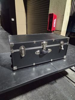 Seward Black 31 Inch Trunk Nice Interior With Wheels Traveling 
