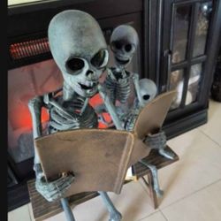 Metal outdoor/indoor Halloween decor - skeleton family reading on a bench   NEW WITH TAGS! RARE FIND