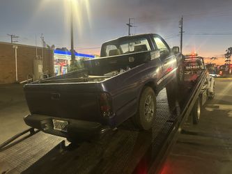 Parting out excellent condition tacoma besides front end lol
