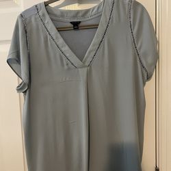 Ann Taylor Short Sleeve Blouse Top Knit Back Silky Woven Front Large Gray Blue   Super elegant and comfy!   Color is a light slate blue.   Front is si