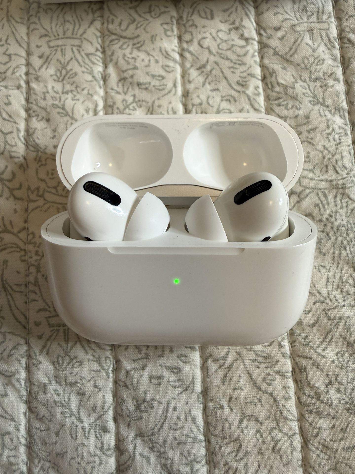 APPLE AIRPODS PRO W/ WIRELESS CHARGING CASE |FOR PARTS ONLY| READ DESCRIPTION