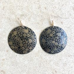 ⚫️ Beautiful black and gold tone flower design earrings reworked from vintage charms
