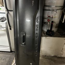 2018. Toyota Tacoma. Tal Gate.   Parts