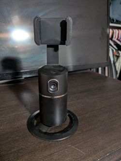 Tripod that tracks