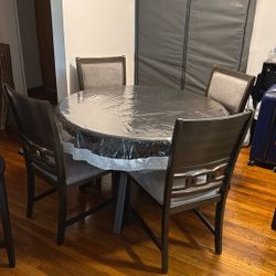 Dining Room Round Table With Four Chair 