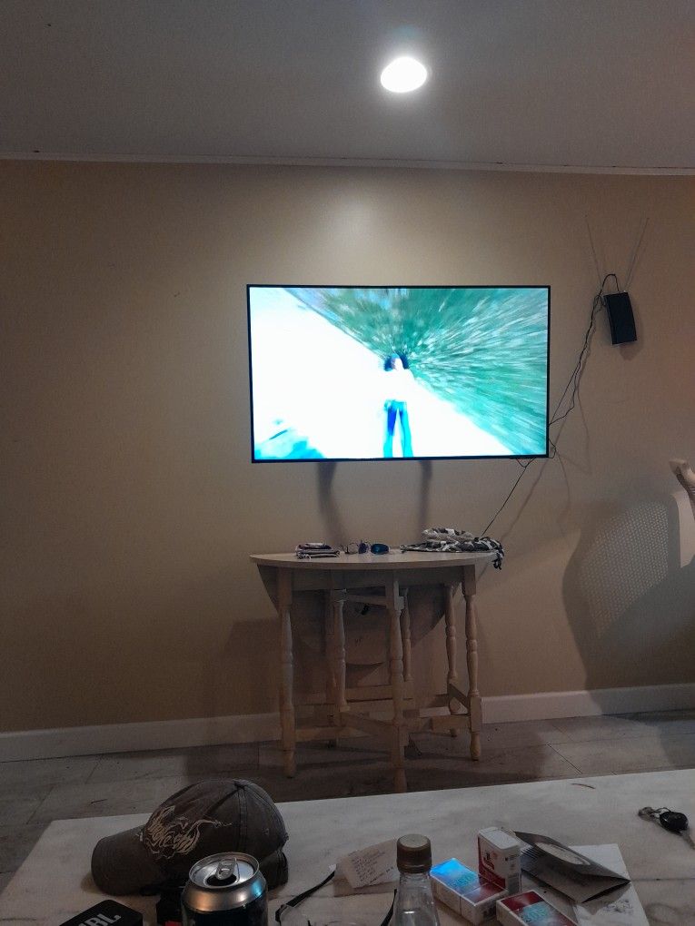 50 In TV With Swivel Wall Mount