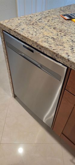 Premium Stainless Steel Interior & Fingerprint-Resistant Finish
