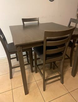 Table/Dining table  Barstools