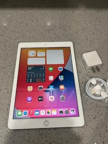 Apple iPad 5th Gen 32GB 9.7" WiFi Silver
IPad is in Excellent