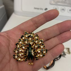 Broche, missing back pin so 2$