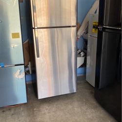 GE Stainless Steel Refrigerator With Top Freezer