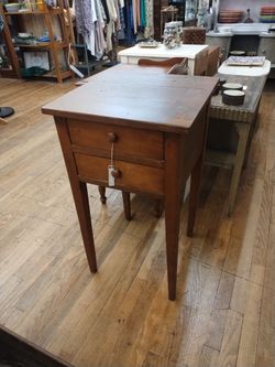 Vtg colonial wooden table 2 drawers