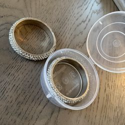 $40 2 Women’s Bracelets 