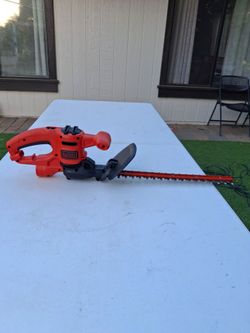 Black +Decker 17 in. Corded Electric Hedge Trimmer