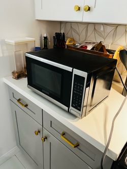 BLACK+DECKER EM720CB7 Digital Microwave Oven with Turntable Push-Butto - $40 (Culver City)
