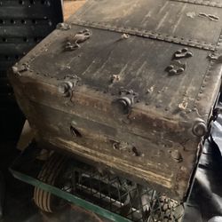 REDUCED!!! Vintage Trunk