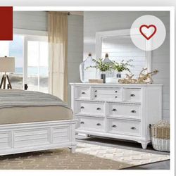 CITY FURNITURE WHITE QUEEN BEDROOM SET LIKE NEW