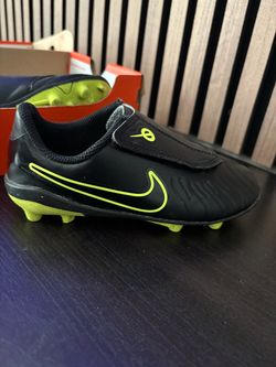 Youth soccer cleats size 11C