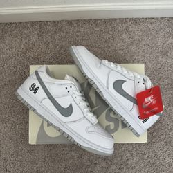 Nike SB Dunk Low  x Supreme ‘Metallic White’