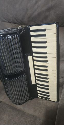 SCANDALLI ACCORDION MADE IN ITALY $250