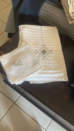 Linen Embroidered Tablecloth With 12 Napkins