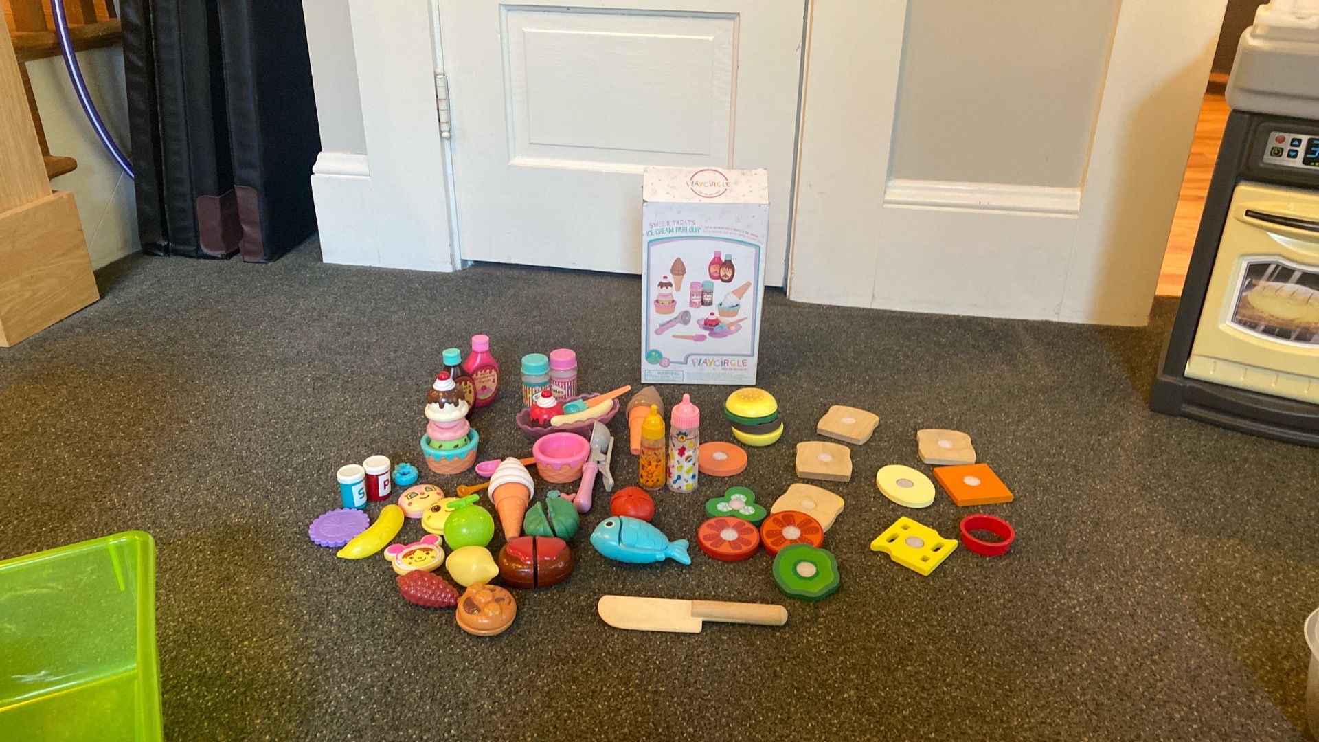 Ice cream parlour, hamburger sandwich, amd other kitchen toys