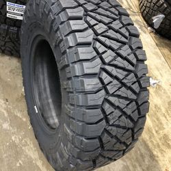 35x12.50R17. NITTO RIDGE GRAPLER.