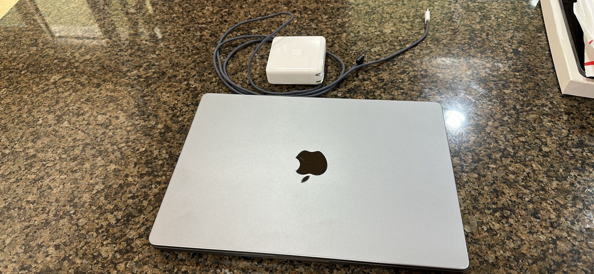 apple macbook pro 14 inch M1 512 ssd 16 gb ram