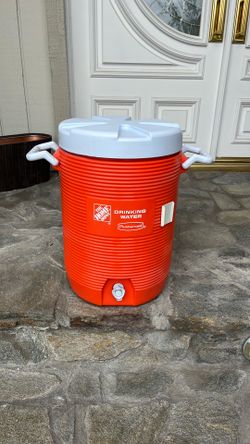 5 gallon Rubbermaid drinking water cooler with seated top
