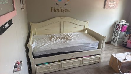 Twin Day bed frame only  no Matress