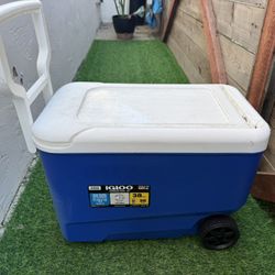 Igloo Cooler W  Wheels 