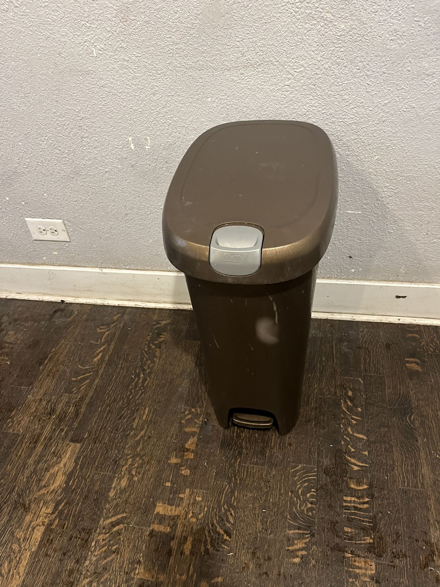  Hefty 12 Gallon Trash Can, Plastic Slim Lockable Step On Kitchen Trash Can