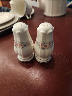 Rothschild
Salt & Pepper Set
Rothschild Salt & Pepper Set by Noritake-1
Rothschild
by Noritake