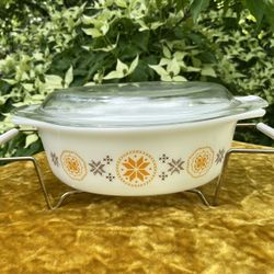 MCM c1970 Pyrex Snowflake Design Serving Dish, Rack & Lid 1-1/2 qt