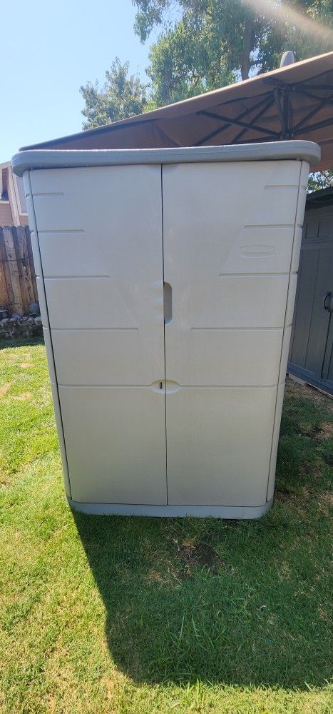 Rubbermaid Storage Shed Like New Coat 600$ Take 400$ Cash