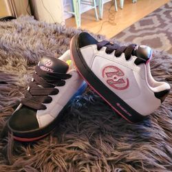 Heelys Sneakers  Shoes..Size Girls 4..Roller Skating Shoes..Needs NEW ROLLER SKATE WHEELS..SHOES ARE LIKE NEW!
