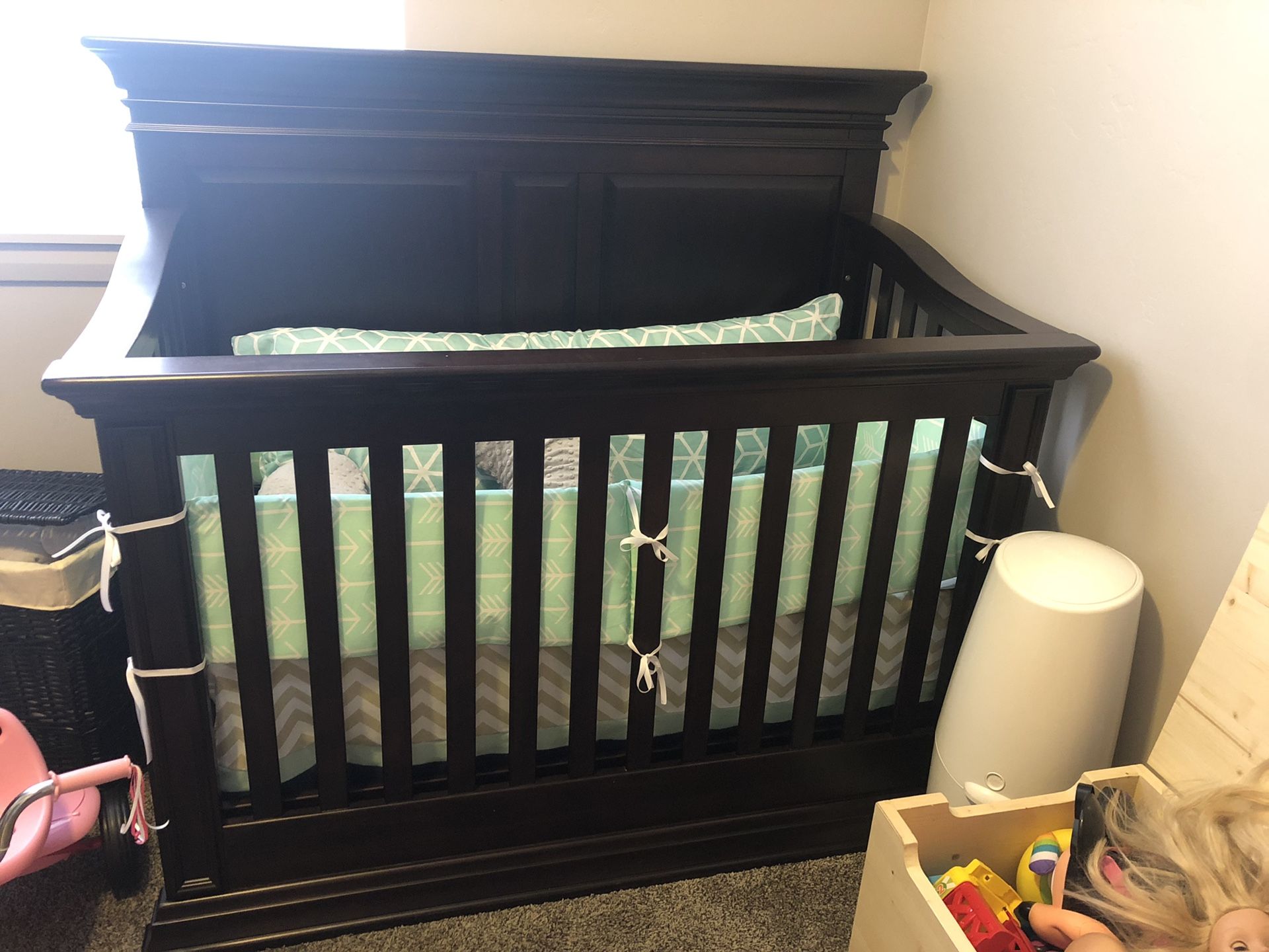Graco baby cache Vienna crib and Armoire