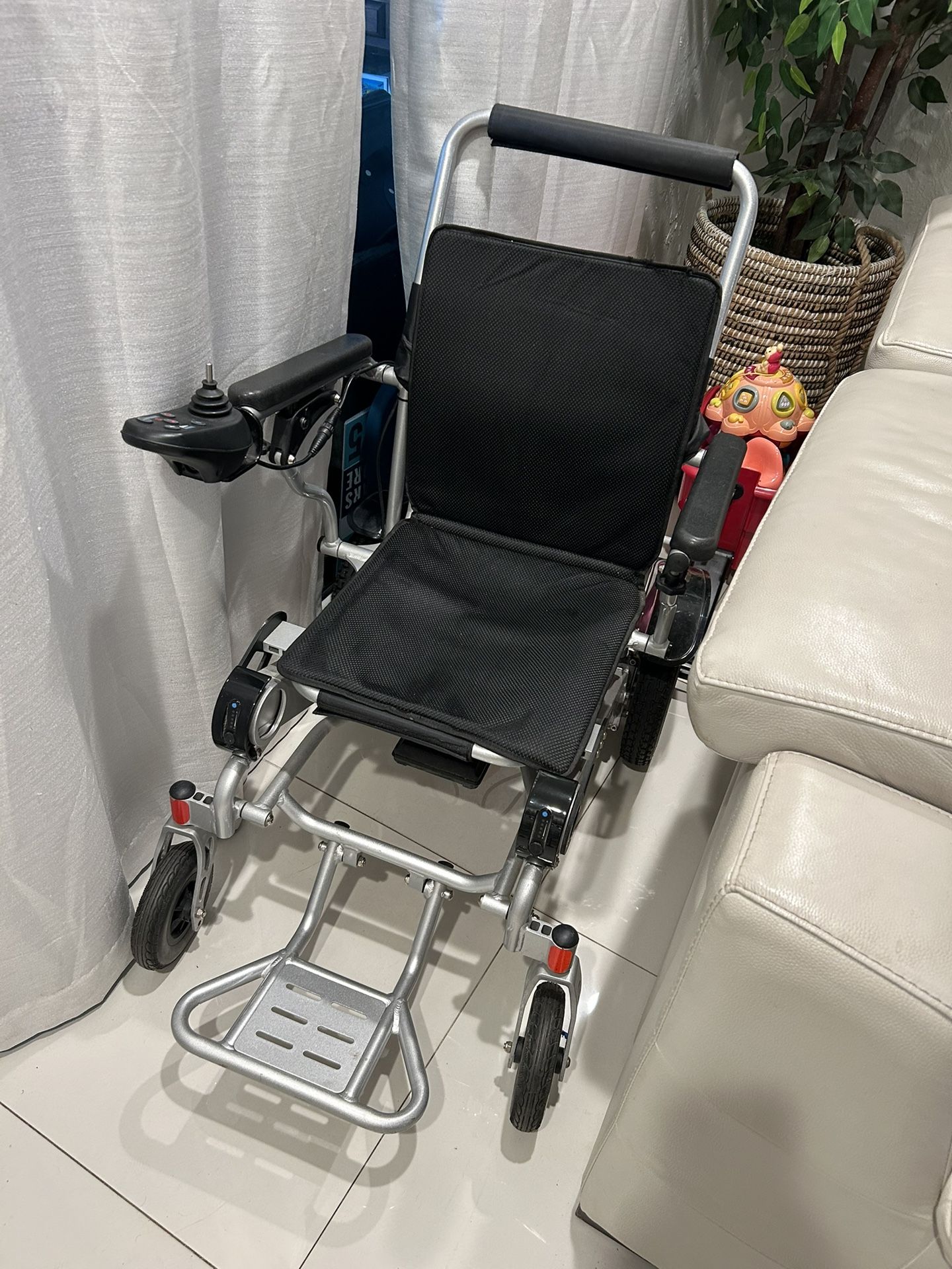 Ranger Discovery Electric Wheelchair