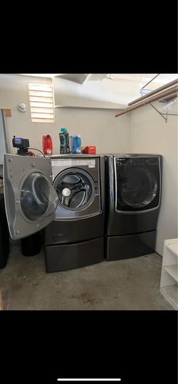 LG SIGNATURE Washer & Gas Dryer Set (with SideKick Pedestal Washer)