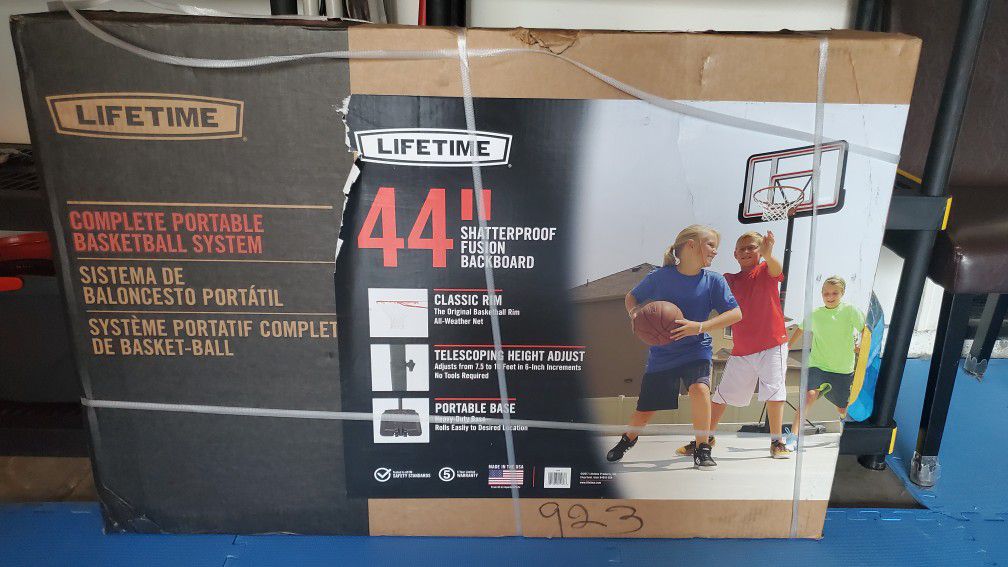 Lifetime Basketball Hoop System 44