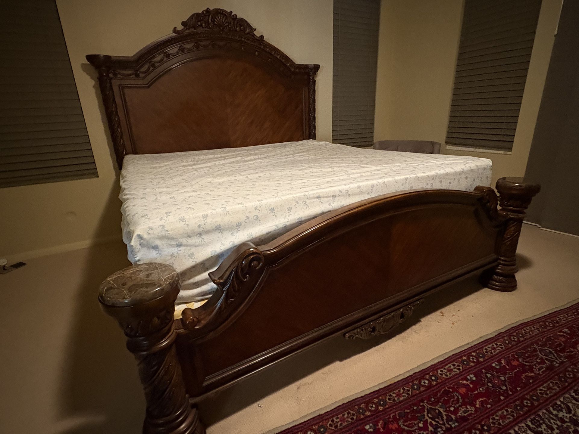Bedroom Set, King Bed, Mirrored Dresser, Nightstand Dresser, Bench and Two Bedside Lamps