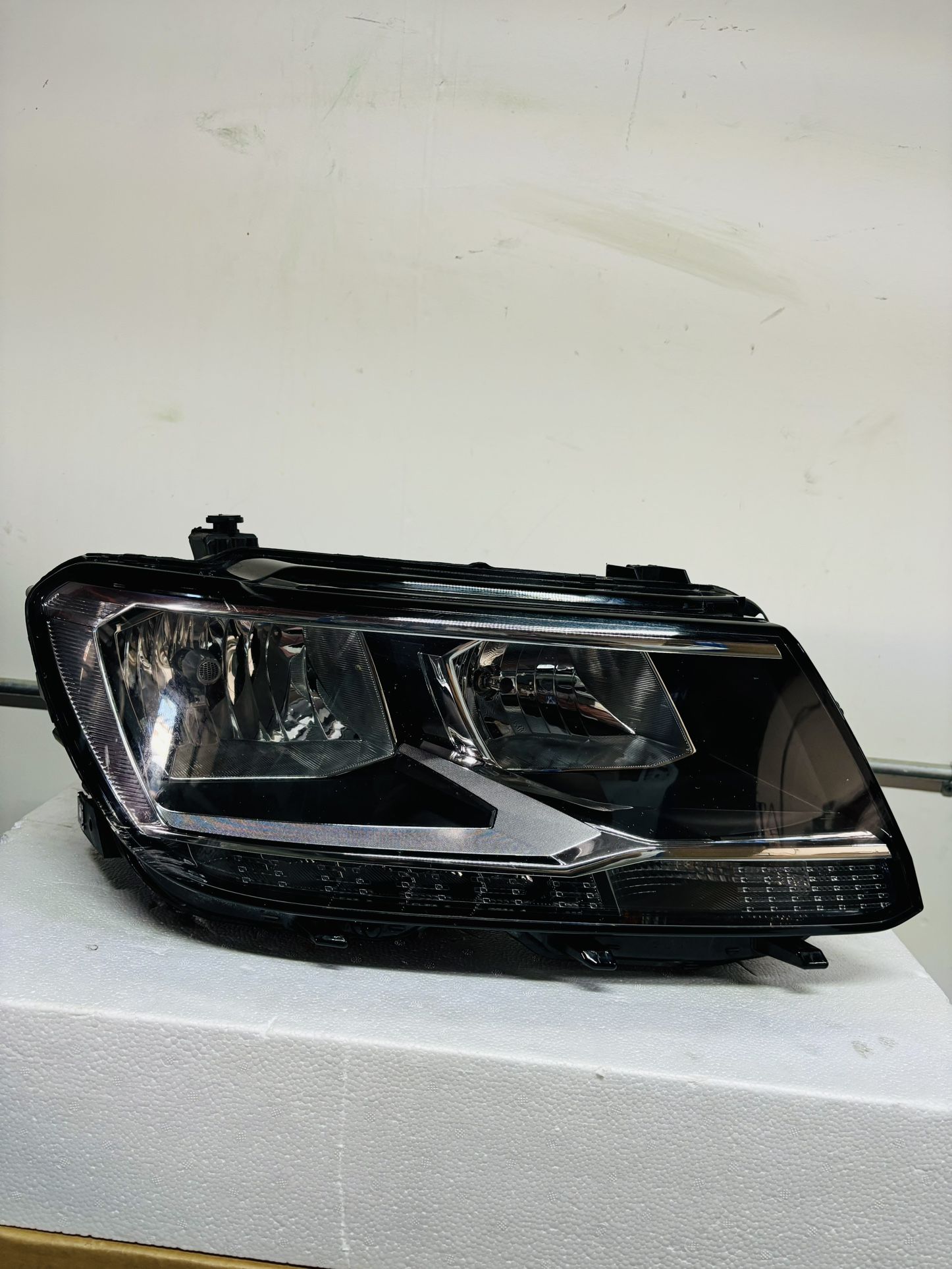 2018,2019,2020,2021 Volkswagen Tiguan Headlight Passenger Rh Oem