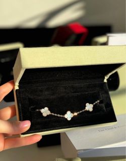 VC bracelet, 18k gold, mother of pearl