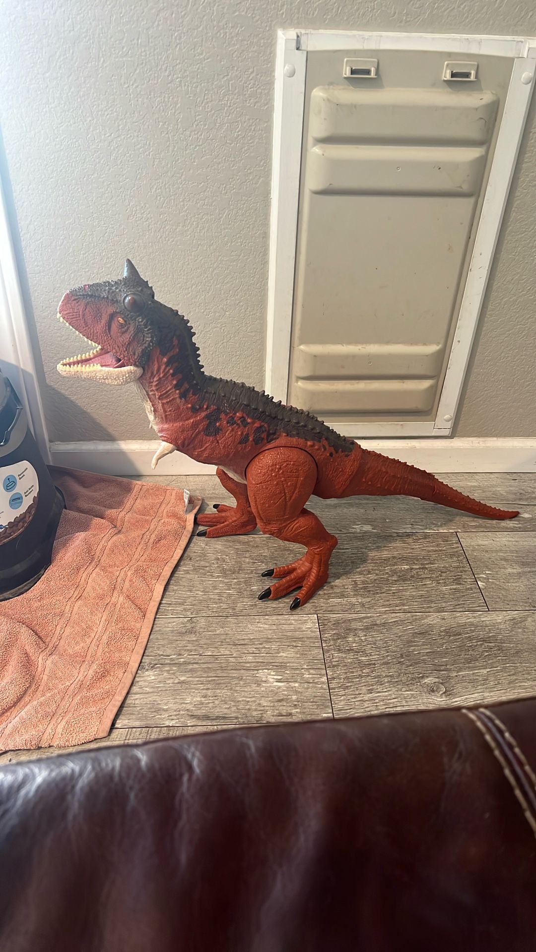 Jurassic World Colossal Carnotaurus Toro Dinosaur Action Figure 42" long 20" tal