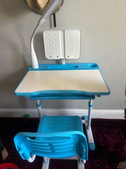 Kids desk w/chair