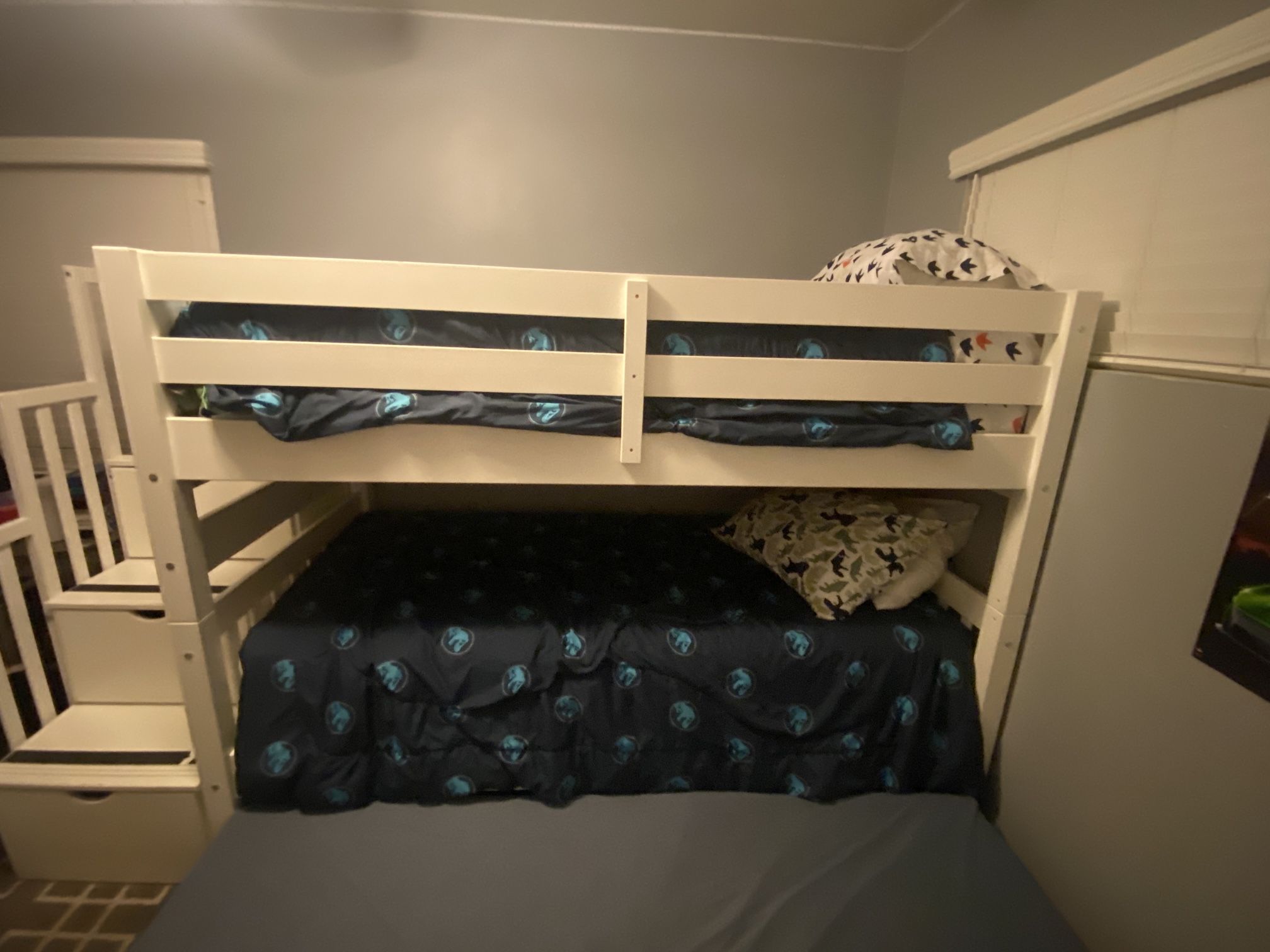 Bunk Beds/ Twin Beds/ Trundle Bed