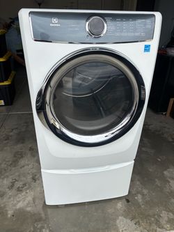 Electric dryer with pedestal