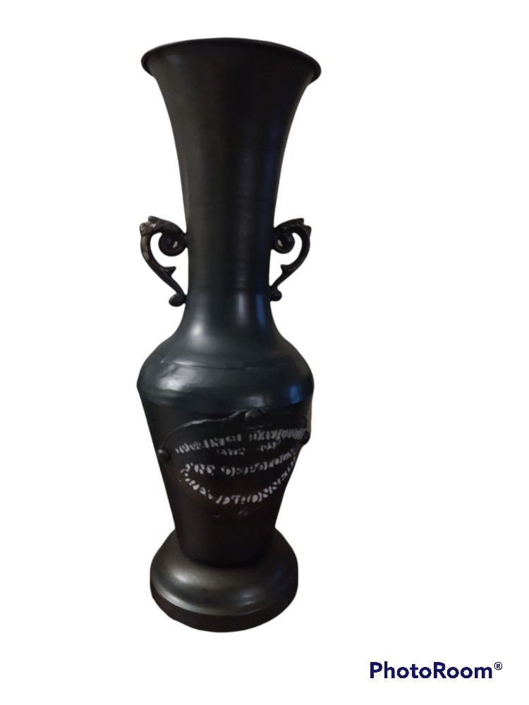 Flower vase vintage
18" aluminum. Dark green color. Great shape. Normal wear. Farmhouse style