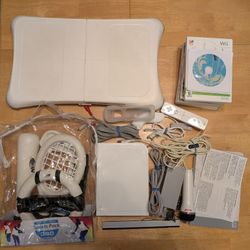 Huge Wii Bundle with
games, Wii Balance Board,
Microphone